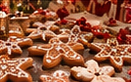 Biscuits de Noël en forme d'étoiles et de bonshommes