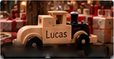 Un train en bois gravé au prénom de Lucas