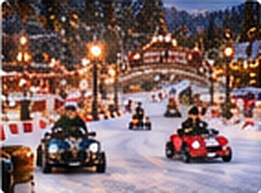 Des petites voitures roulent sur la piste illuminée