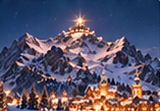 Le sommet du Mont des Rêves illuminé au-dessus du village