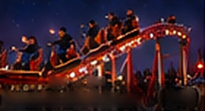 Les montagnes russes illuminées la nuit