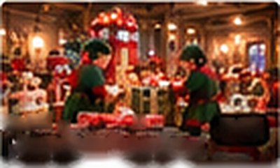 Des lutins emballent les cadeaux sur leurs établis