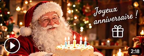 Le Père Noël souhaite un joyeux anniversaire devant un gâteau : Joyeux anniversaire !